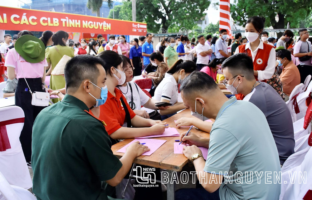  Đông đảo cán bộ, công nhân, viên chức, người lao động và nhân dân Thái Nguyên đăng ký tham gia hiến máu tình nguyện.