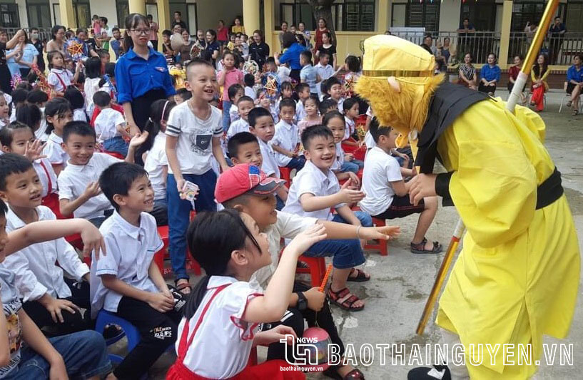  Nhiều địa phương, nhà trường tổ chức cho học sinh gặp gỡ, liên hoan văn nghệ, rước đèn vui Trung thu.