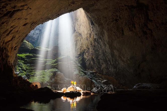  Hang Sơn Đoòng làm choáng ngợp tất cả những ai bước chân vào thám hiểm bởi kích thước khổng lồ và vẻ đẹp quyến rũ của nó. Ảnh tư liệu: TTXVN