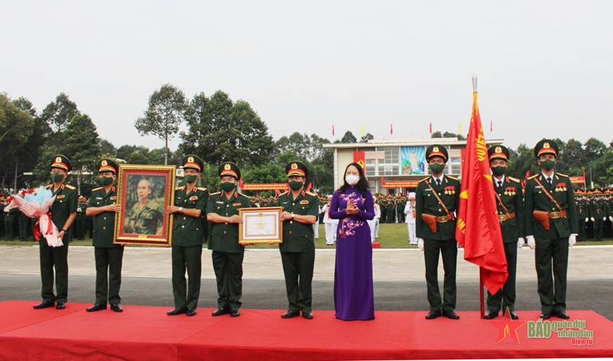  Phó chủ tịch nước trao Huân chương Quân công hạng Nhì tặng nhà trường.