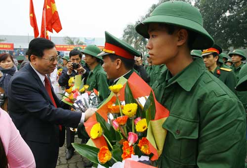  Đồng chí Nguyễn Đình Phách, Ủy viên Trung ương Đảng, Bí thư Tỉnh ủy tặng hoa các tân binh và đơn vị giao nhận quân.