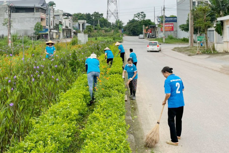  Phụ nữ phường Thịnh Đán chăm sóc đường hoa trên địa bàn.