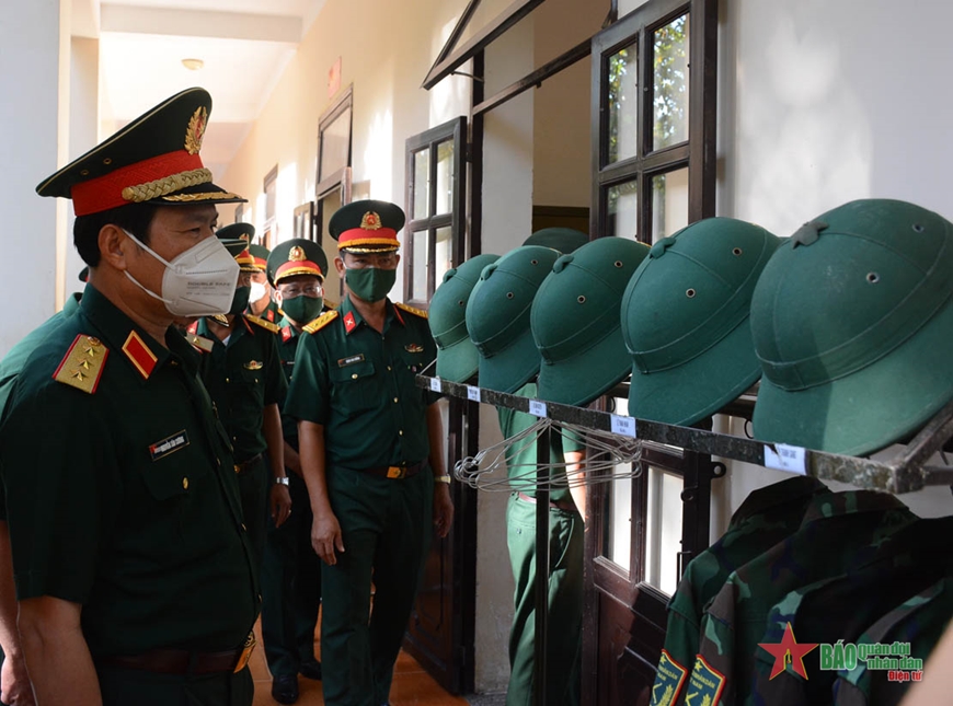  Đồng chí Thứ trưởng Bộ Quốc phòng kiểm tra sắp xếp nội vụ của Trung đoàn 5, Sư đoàn 5.