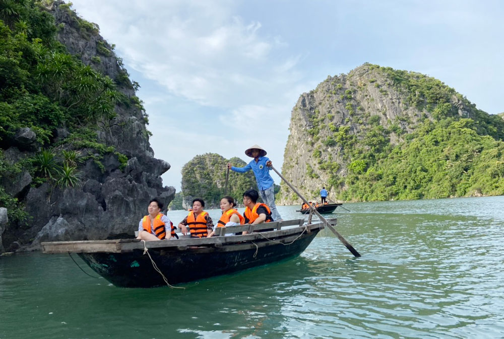  Du khách trải nghiệm trên vịnh Lan Hạ.