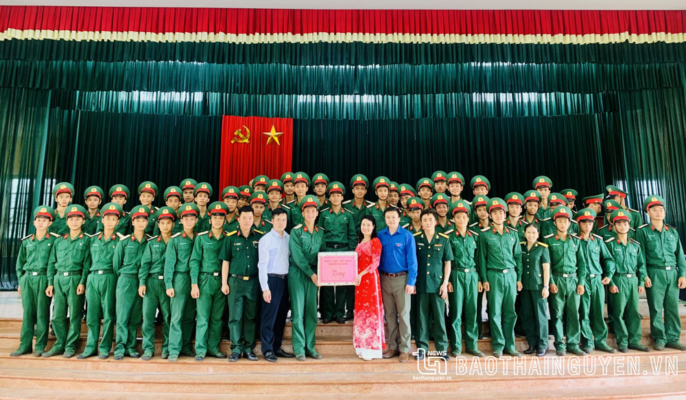  Tại Lữ đoàn Thông tin 601, Quân khu 1, lãnh đạo TP. Thái Nguyên động viên, trao quà cho các chiến sĩ mới, là công dân thành phố.