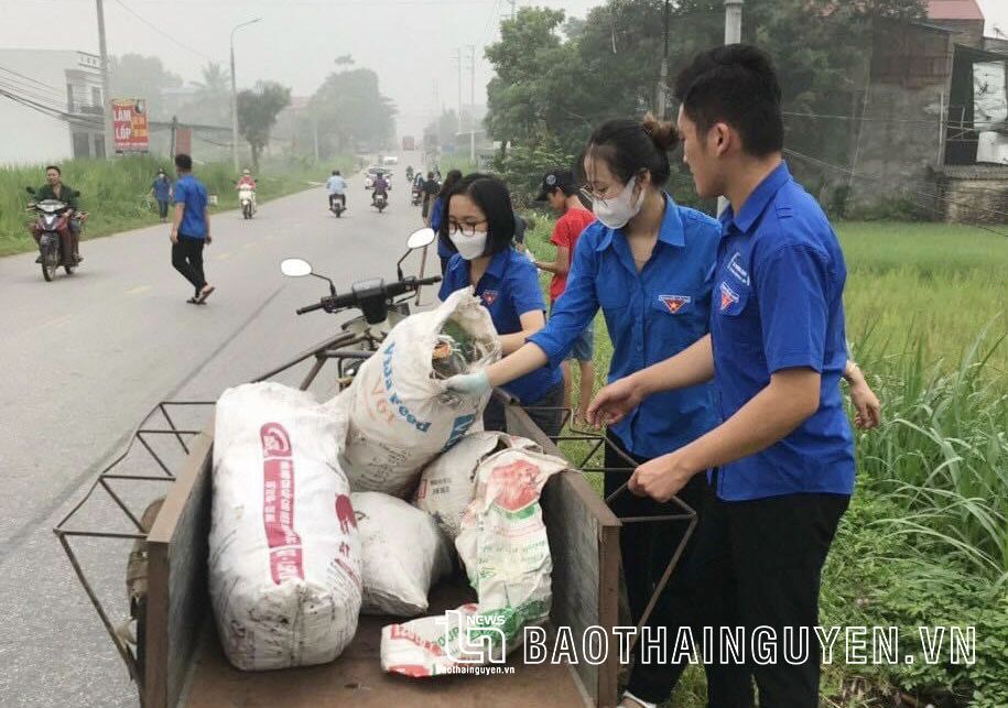  Đoàn​​​​ viên thanh niên tham gia vệ sinh môi trường.