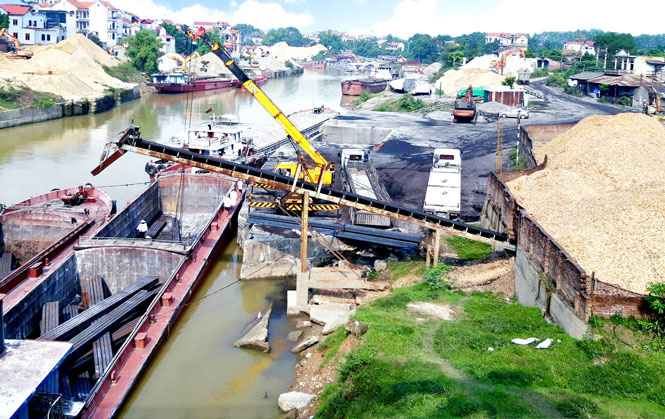  Thời gian qua, hoạt động của các bến bãi tập kết và vận chuyển cát, sỏi tại khu vực cảng Đa Phúc (thuộc địa bàn xã Thuận Thành, T.X Phổ Yên) dần đi vào nền nếp. Ảnh: CTV