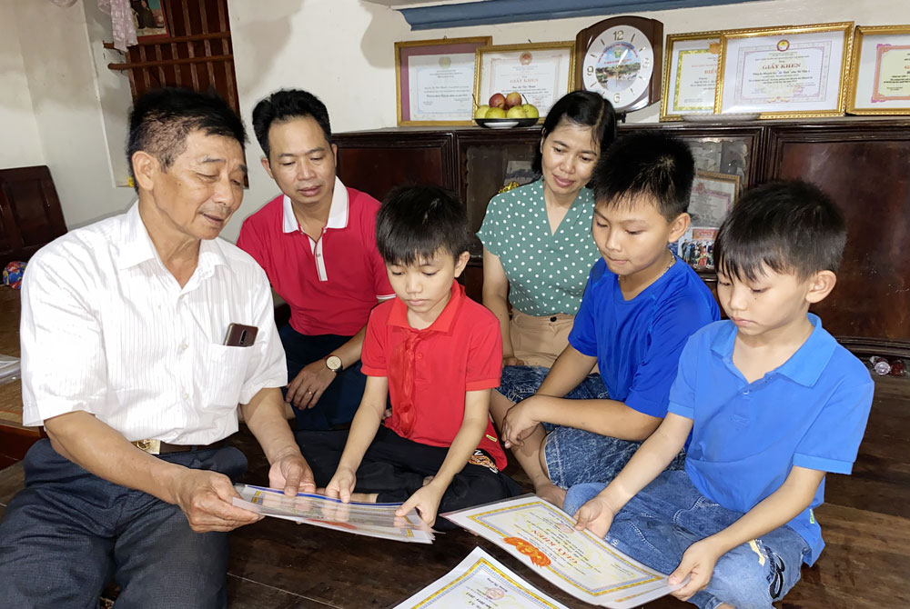  Gia đình ông Lý Văn Thành, xóm Bá Vân 4, xã Bình Sơn (TP. Sông Công), ôn lại truyền thống hiếu học của dòng họ Lý.