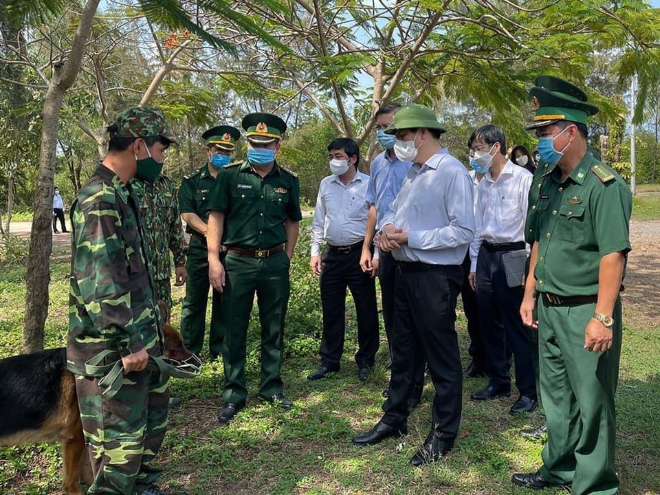  Bộ trưởng Bộ Y tế Nguyễn Thanh Long cùng đoàn công tác của Bộ Y tế kiểm tra công tác phòng, chống Covid-19 tại tỉnh Kiên Giang.