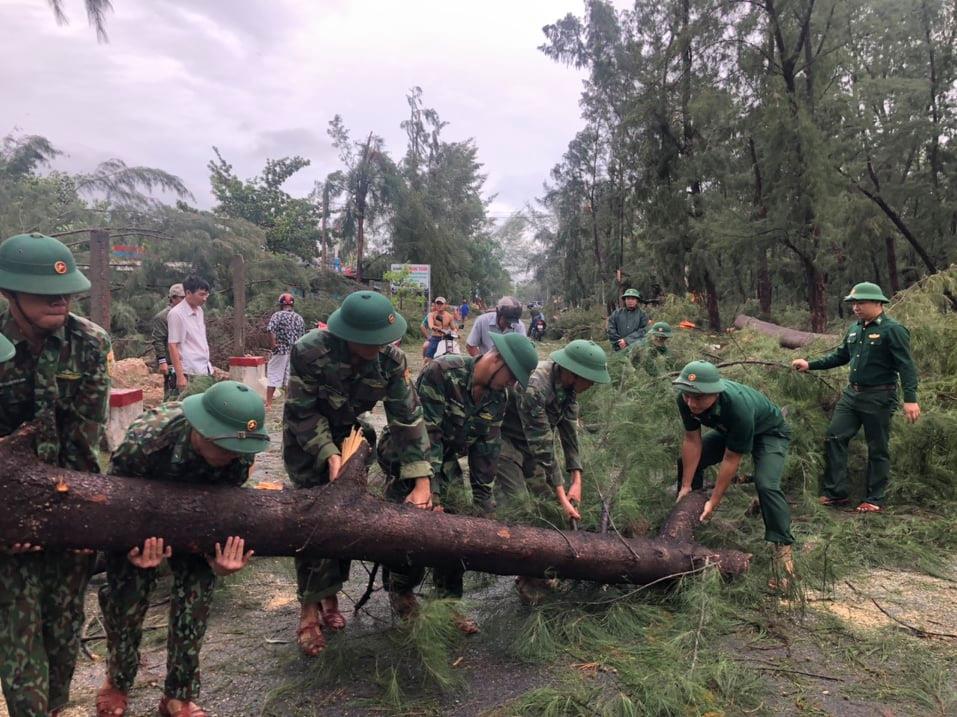  Lực lượng bộ đội biên phòng giúp người dân Thừa Thiên - Huế khắc phục hậu quả mưa bão. - Ảnh: Báo Thừa Thiên-Huế