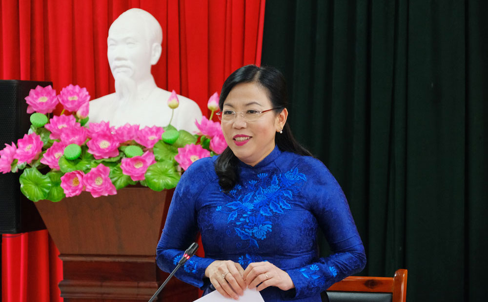   Ms. Nguyen Thanh Hai, the Secretary of the Provincial Party Committee, delivers her speech at the meeting. 