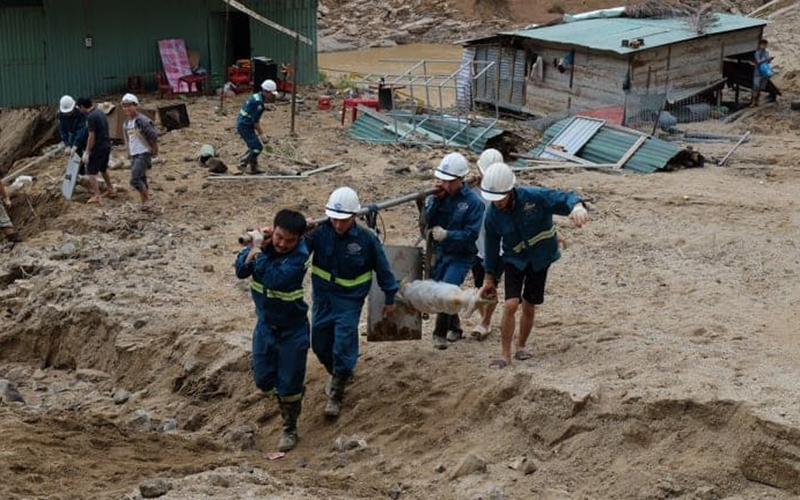  Tuyển đường giao thông huyết mạch vào xã Phước Kim bị sạt lở, lực lượng cứu hộ gùi hàng vào tiếp tế cho dân.