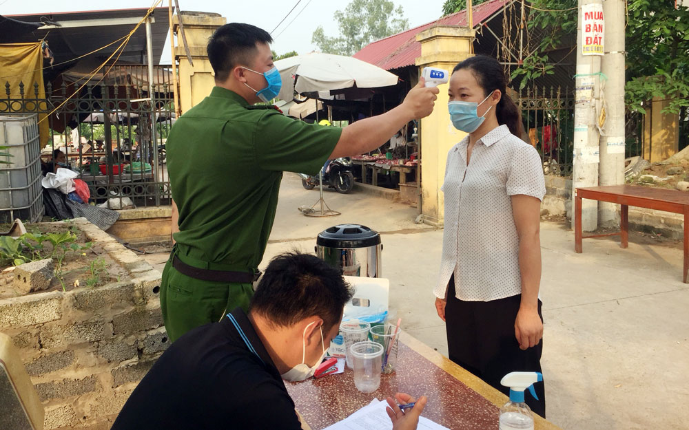  Lực lượng chức năng làm nhiệm vụ tại chợ Cầu Mây, xã Xuân Phương (Phú Bình) hướng dẫn khai báo y tế, đo thân nhiệt cho người dân trước khi vào chợ. 