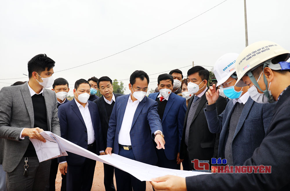  Mr. Trinh Viet Hung checked the progress of Mo Linh 1 bridge under Thai Nguyen City Dynamic Urban Development Project .