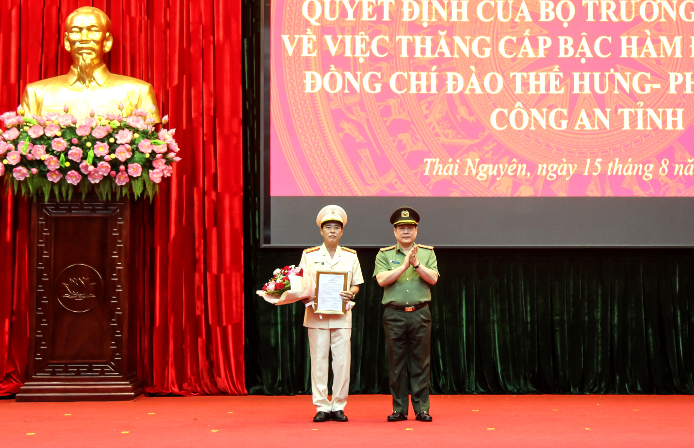  Đại tá Bùi Đức Hải, Ủy viên Ban Thường vụ Tỉnh ủy, Bí thư Đảng ủy, Giám đốc Công an tỉnh trao quyết định thăng cấp bậc hàm Đại tá cho đồng chí Đào Thế Hưng, Phó Giám đốc Công an tỉnh.