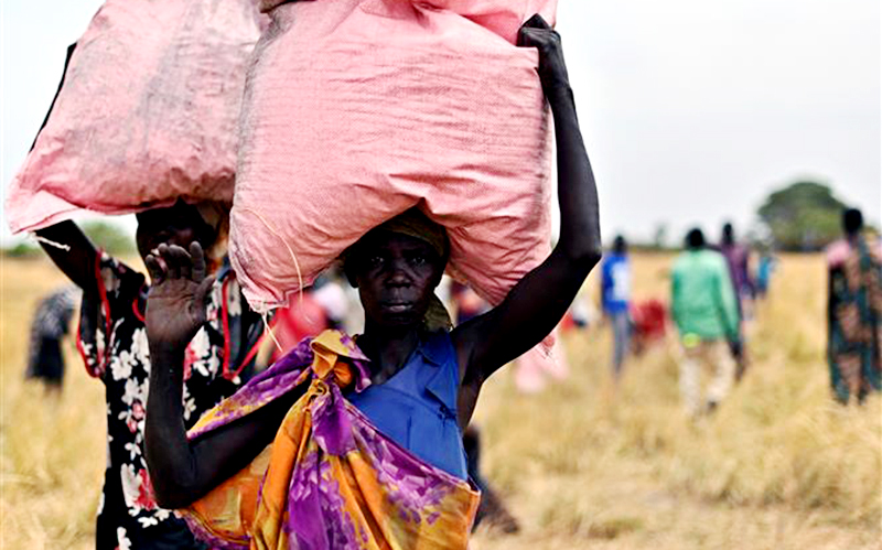  Người dân nhận lương thực cứu trợ tại Ayod (Nam Sudan), ngày 6/2/2020. (Ảnh: AFP/TTXVN)