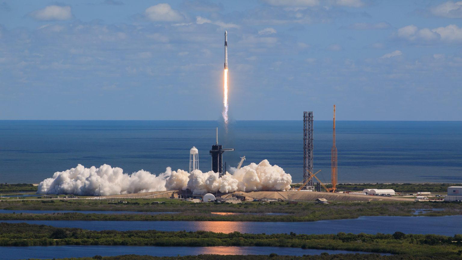  Tên lửa Falcon 9 của SpaceX và tàu vũ trụ Dragon, được đặt tên là Endurance, cất cánh từ bệ phóng 39A tại Trung tâm Vũ trụ Kennedy ở Florida, Hoa Kỳ, cho sứ mệnh Phi hành đoàn 5 tới Trạm Vũ trụ Quốc tế, ngày 5/10/2022. Ảnh: NASA