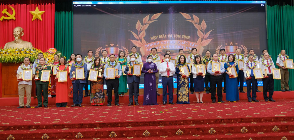  30 typical enterprises were honored at the ceremony.