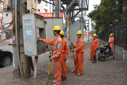  Cán bộ kỹ thuật Chi nhánh Điện T.P Thái Nguyên kiểm tra, ngăn chặn sự cố tại Trạm biến áp khu vực phường Trưng Vương.