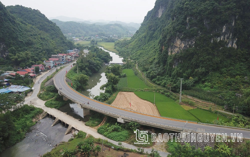  Con đường mang tên Bác đoạn qua huyện Định Hóa đã và đang góp phần quan trọng thúc đẩy phát triển kinh tế - xã hội của địa phương. Ảnh CTV