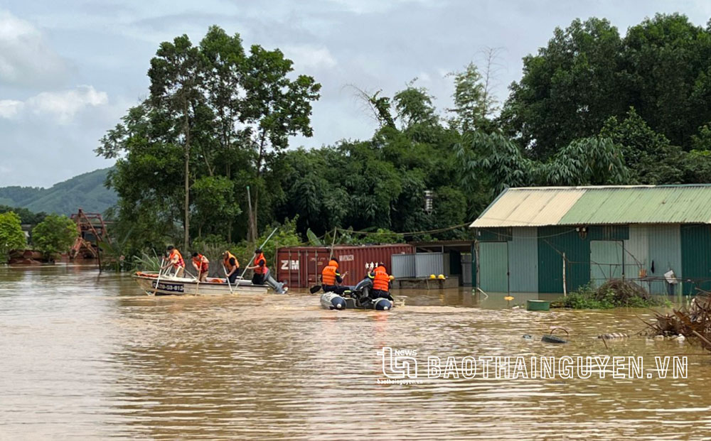  Lực lượng chức năng khẩn trương tìm kiếm nạn nhân bị mất tích. Ảnh: Mạnh Hùng