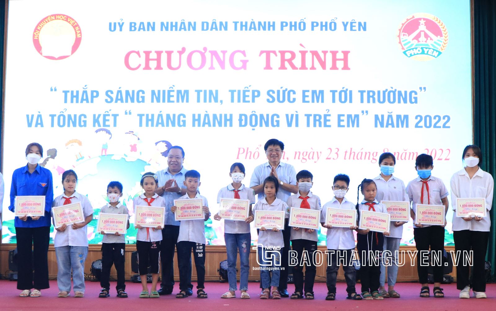  Nhà giáo ưu tú Nguyễn Quang Thuấn, Phó Chủ tịch Thường trực Hội Khuyến học tỉnh trao học bổng cho các em học sinh TP. Phổ Yên.