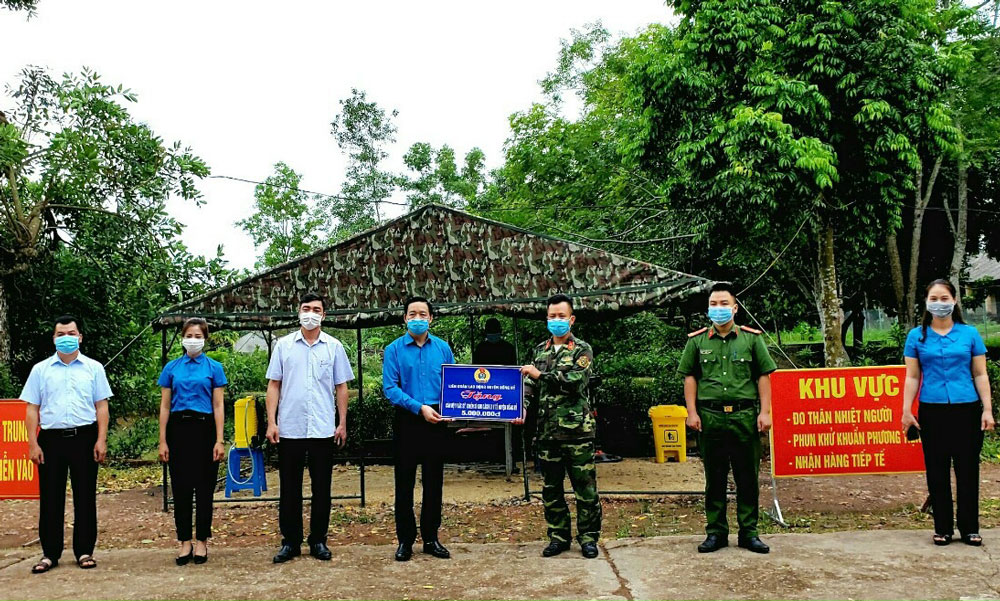  Lãnh đạo Liên đoàn Lao động huyện Đồng Hỷ tặng quà các cán bộ, chiến sĩ đang thực hiện nhiệm vụ tại khu cách ly tập trung của huyện.