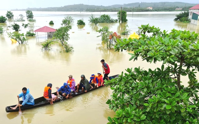  Mưa lũ tại miền Trung khiến hàng vạn hộ dân phải đi sơ tán. Ảnh: Báo Lao Động.