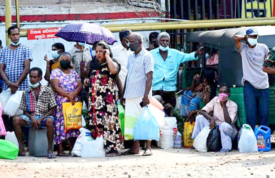  Người dân Sri Lanka xếp hàng mua lương thực.