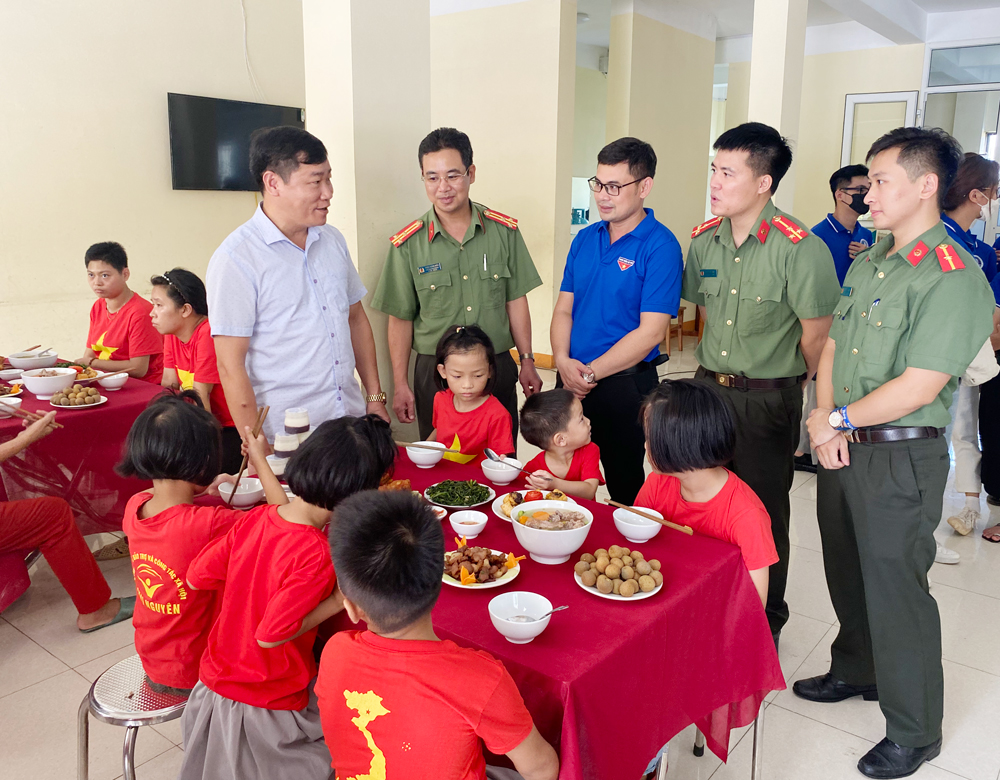  Đoàn đã ủng hộ 65 suất ăn cải thiện cho các đối tượng đang được chăm sóc tại Trung tâm Bảo trợ và Công tác xã hội tỉnh.