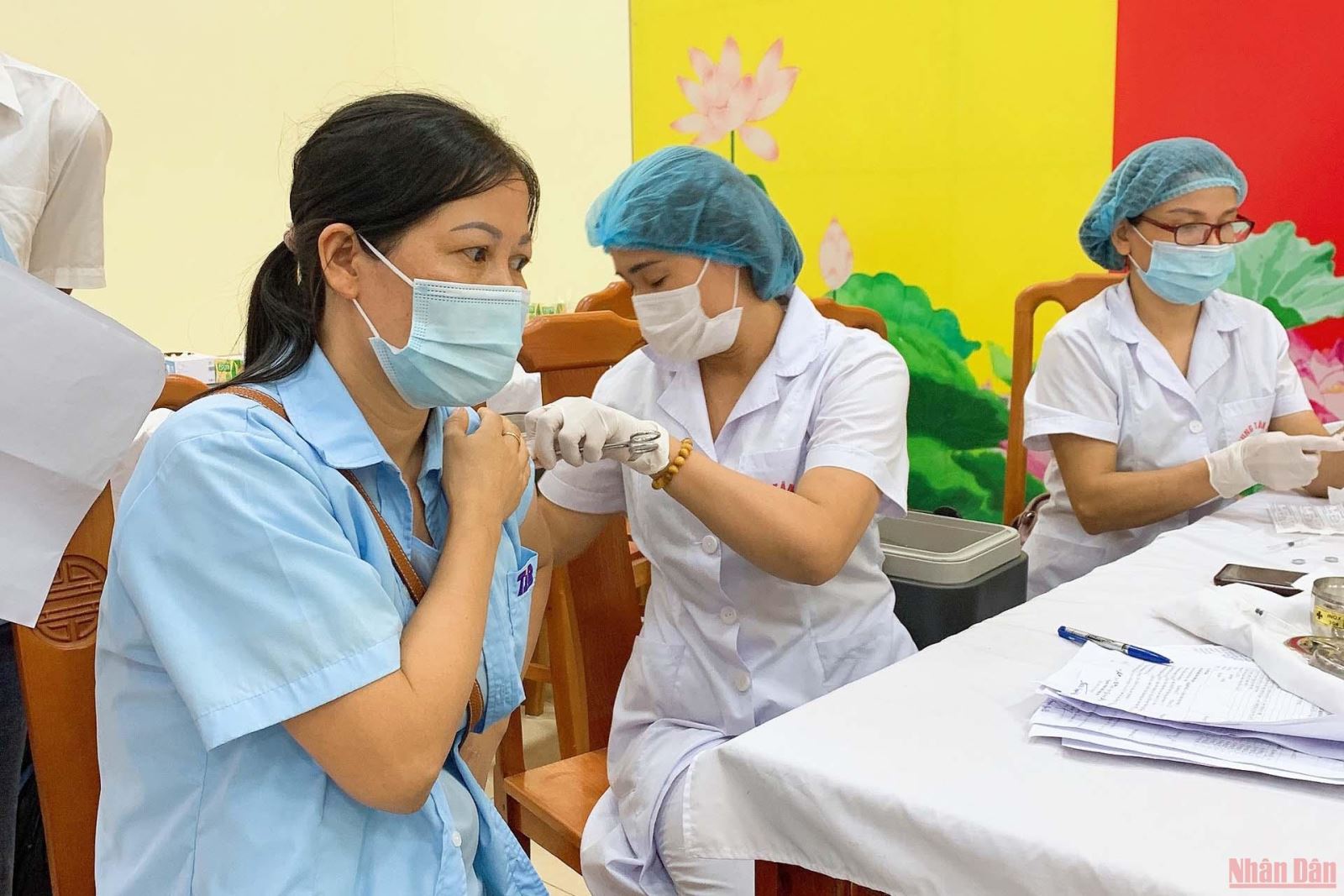  Tiêm vaccine phòng COVID-19 cho công nhân Khu công nghiệp Thuỵ Vân, thành phố Việt Trì.