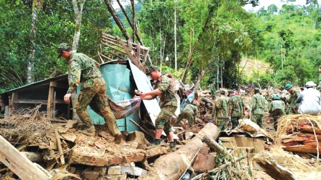  Lực lượng chức năng vẫn đang nỗ lực tìm kiếm những người bị mất tích do sạt lở đất tại Quảng Nam. Ảnh: Báo Pháp luật.