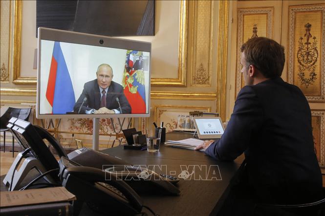  Tổng thống Pháp Emmanuel Macron (phải) điện đàm với Tổng thống Nga Vladimir Putin, tại Paris, ngày 26/6/2020. Ảnh tư liệu: AFP/TTXVN