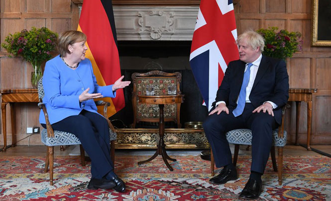  Thủ tướng Đức Angela Merkel gặp gỡ người đồng cấp nước chủ nhà Boris Johnson trong khuôn khổ chuyến thăm Anh.