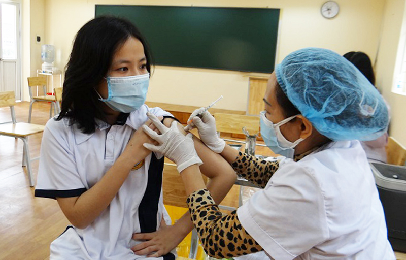  Hà Nội triển khai tiêm vaccine phòng COVID-19 cho trẻ. Ảnh: Báo Hà Nội Mới