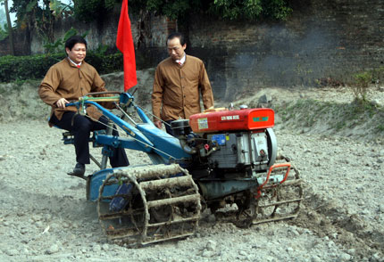 Đồng chí Phạm Xuân Đương và lãnh đạo huyện Phổ Yên đi đường cầy đầu tiên mở đầu cho một năm sản xuất nông nghiệp của bà con nông dân.