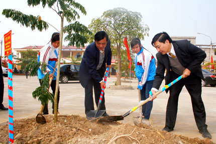 Đồng chí Đặng Viết Thuần, lãnh đạo huyện Phổ Yên và học sinh Trường THPT Phổ Yên tham gia hưởng ứng Tết trồng cây.