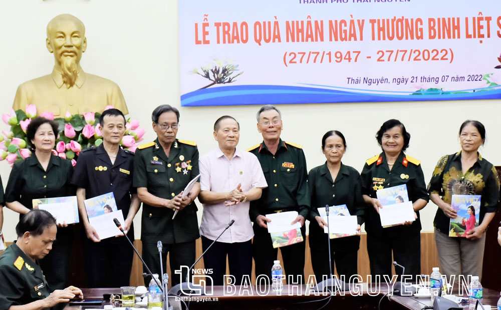  Hội Hữu nghị Việt Nam-Lào tỉnh tặng quà cho hội viên là thương, bệnh binh, thân nhân liệt sĩ tại TP. Thái Nguyên.