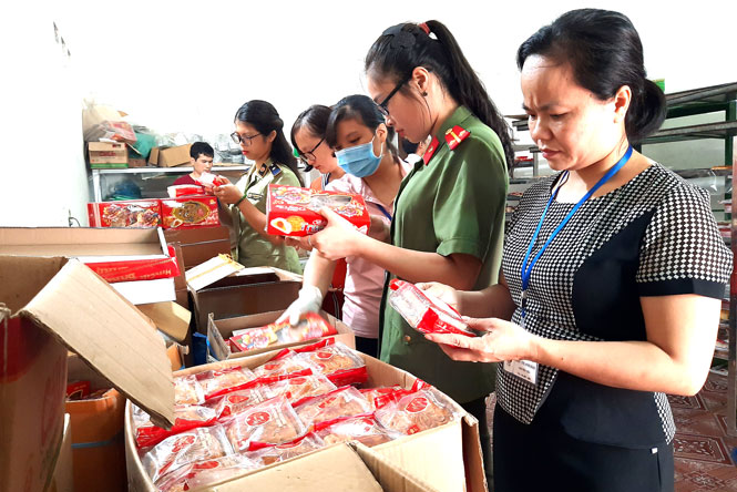  Đoàn kiểm tra liên ngành của T.P Sông Công kiểm tra cơ sở sản xuất bánh ngọt Hải Vân, ở tổ dân phố 8, phường Châu Sơn.