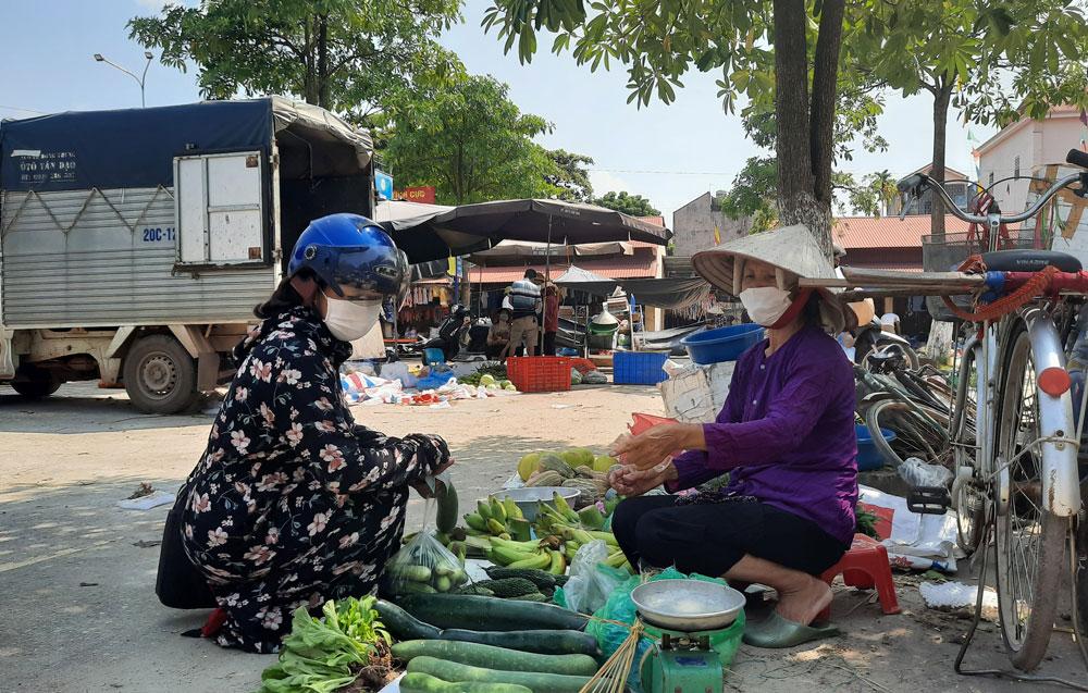  Hoạt động mua bán tại chợ Tân Đức.