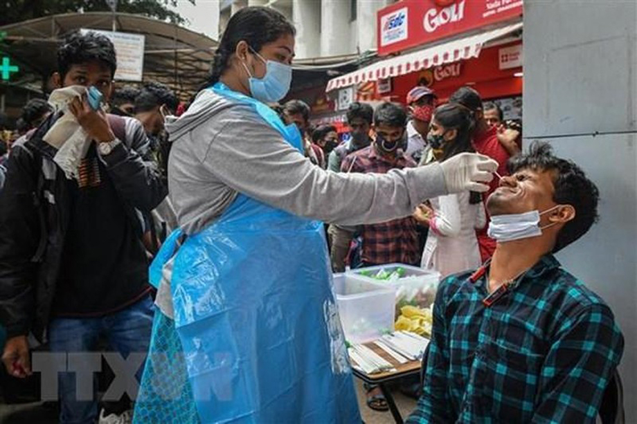  Nhân viên y tế lấy mẫu xét nghiệm Covid-19 tại Ấn Độ. (Ảnh: AFP/TTXVN)