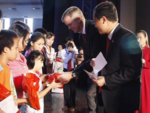 Prudential Vietnam awards scholarships the students of the disadvantoged childeren school