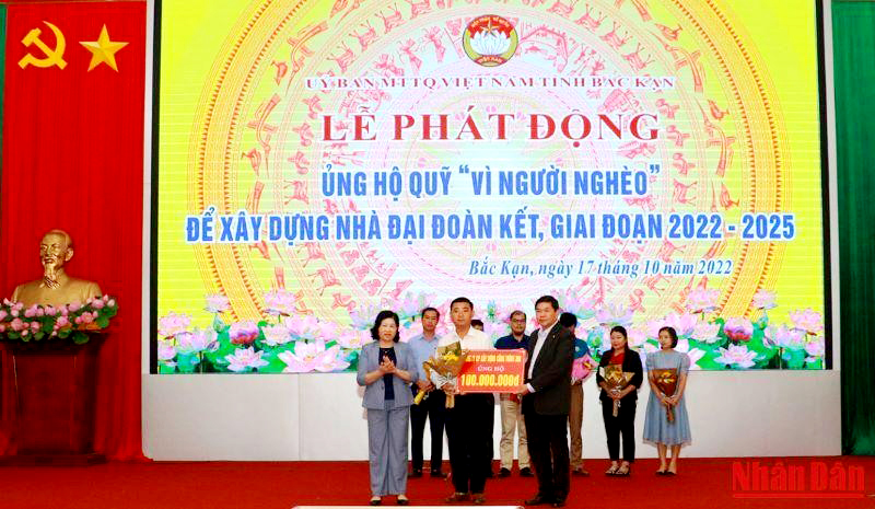  Lãnh đạo tỉnh Bắc Kạn tiếp nhận đóng góp ủng hộ Quỹ “Vì người nghèo”.