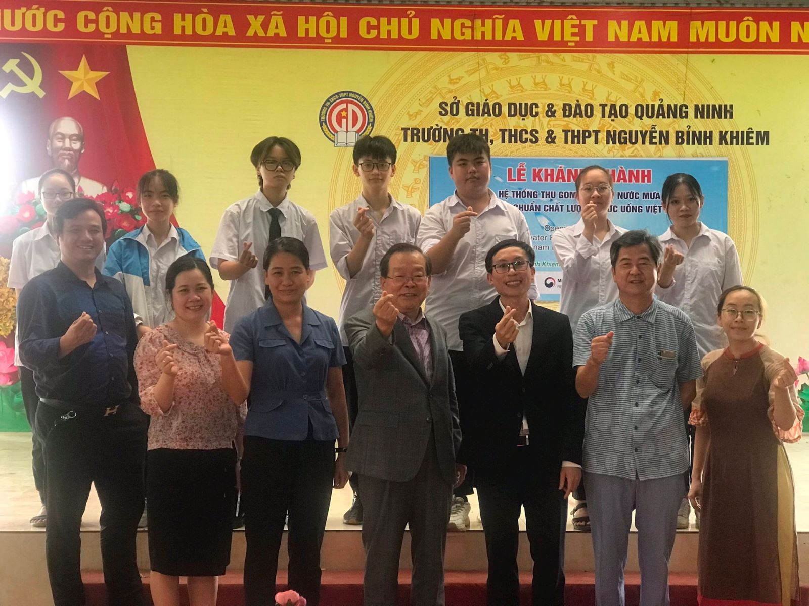  Lễ khánh thành có sự tham gia của đại diện thầy cô, phụ huynh và học sinh Nhà trường, ông Im Hong Jae-Nguyên Đại sứ Hàn quốc tại Viện Nam; Viện Nghiên cứu Quản lý nước và môi trường.