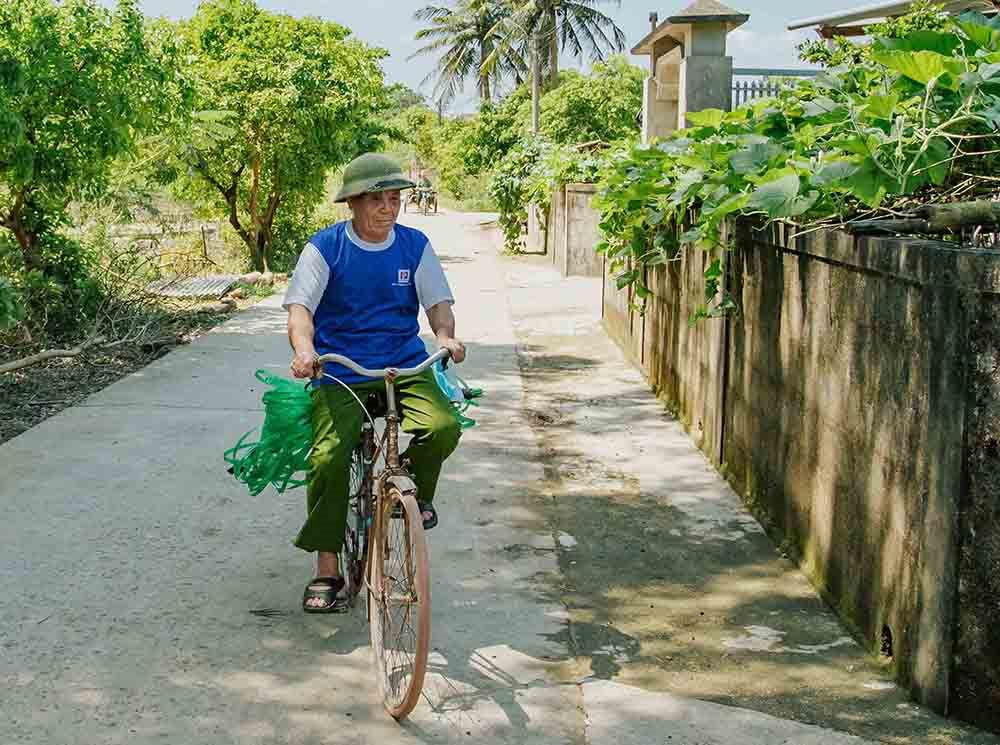  ông Nguyễn Bá Tụng đang đi gom dây nhựa.