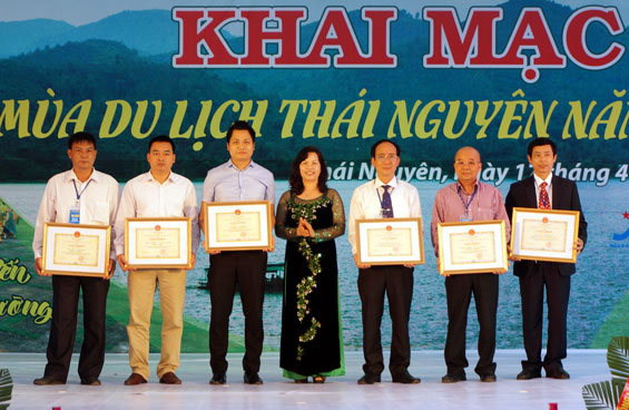  Ma Thi Nguyet, Member of the Provincial Party  Standing Committee, Vice Chairwoman of Thai Nguyen Provincial People’s Committee (PPC) awarded the Certificate of the Culture, Sports and Tourism Department to six units that has made outstanding achievements in the development of tourism in the province during the period of  2011-2014.