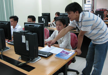 Instructor guides learners to use computers and acess the Internet