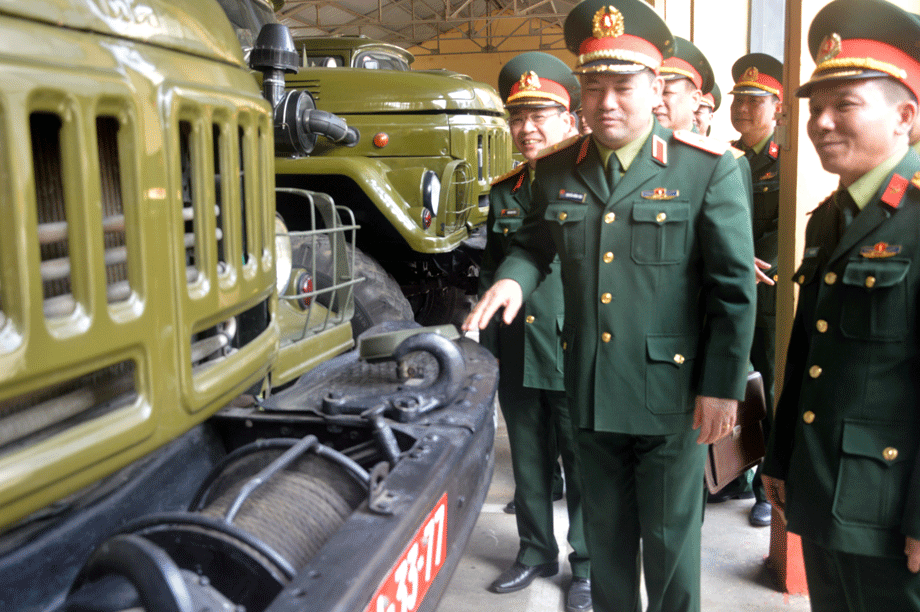  Trung tướng Nguyễn Hồng Thái, Ủy viên Trung ương Đảng, Tư lệnh Quân khu kiểm tra công tác kỹ thuật tại Trung đoàn 651.