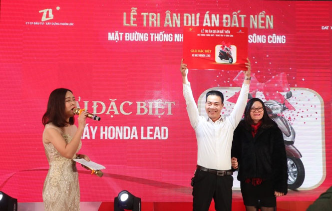  Anh Nguyễn Minh Đức – chủ nhân của giải đặc biệt 1 xe máy Honda Lead trị giá 40 triệu đồng cùng đại diện Đất Xanh Miền Bắc