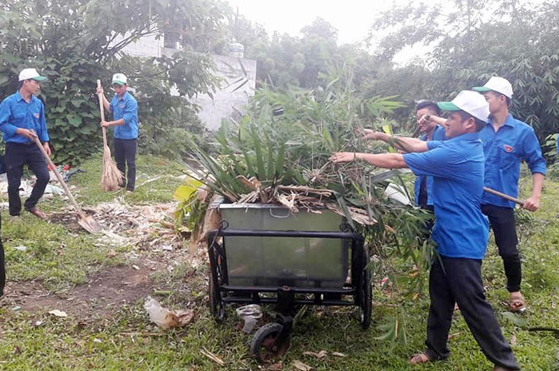  Thông qua phong trào xung kích tình nguyện, các cơ sở Đoàn của huyện Định Hóa đã kịp thời phát hiện, bồi dưỡng và giới thiệu nhiều quần chúng ưu tú để kết nạp Đảng. Trong ảnh: Các đoàn viên dọn dẹp vệ sinh.